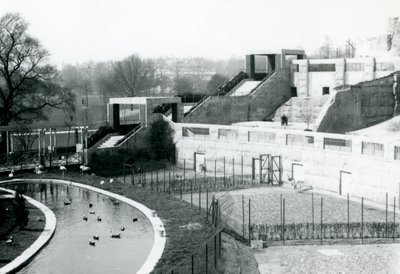 Omheiningen voor de Mappin Terraces, London Zoo, 1922 door Frederick William Bond